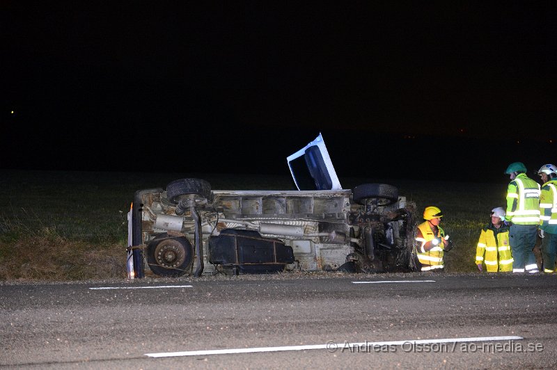 DSC_6349.JPG - Vid 06,10 larmades räddningstjänst,ambulans och polis till väg 13 strax utanför Klippan där en skåpbil kolliderat med ett vildsvin. Vildsvinet dog direkt vid kollisionen och skåpbilen körde ner i diket på andra sidan vägen och la sig på sidan. Ingen person ska ha skadats vid olyckan, vägen var delvis avstängd under räddningsarbetet.