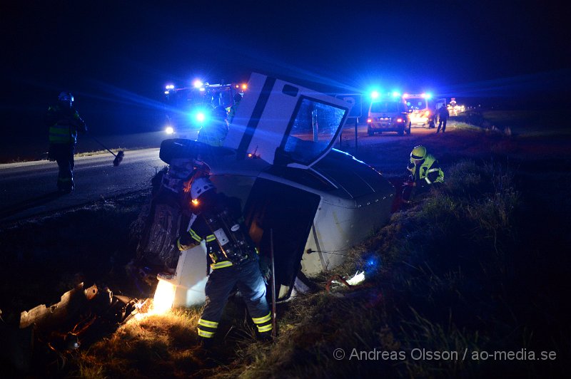 DSC_6350.JPG - Vid 06,10 larmades räddningstjänst,ambulans och polis till väg 13 strax utanför Klippan där en skåpbil kolliderat med ett vildsvin. Vildsvinet dog direkt vid kollisionen och skåpbilen körde ner i diket på andra sidan vägen och la sig på sidan. Ingen person ska ha skadats vid olyckan, vägen var delvis avstängd under räddningsarbetet.