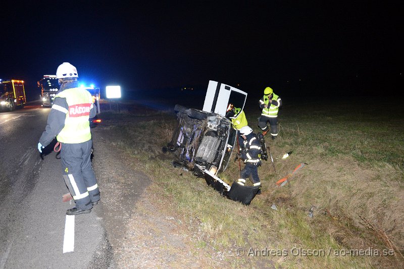 DSC_6354.JPG - Vid 06,10 larmades räddningstjänst,ambulans och polis till väg 13 strax utanför Klippan där en skåpbil kolliderat med ett vildsvin. Vildsvinet dog direkt vid kollisionen och skåpbilen körde ner i diket på andra sidan vägen och la sig på sidan. Ingen person ska ha skadats vid olyckan, vägen var delvis avstängd under räddningsarbetet.