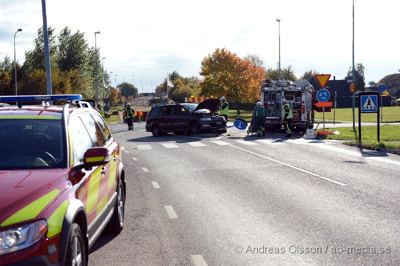 DSC_6801.JPG - Strax innan kl 15 larmades räddningstjänst, ambulans och polis till en trafikolycka på Malmövägen i Åstorp. Det var en personbil som kört in i en stolpe vid en rondell. Det är oklar hur olyckan har gått till. En person fanns i bilen och räddningspersonal beslutade att man skulle klippa taket för att få ut patienten på ett säkert sätt. Det är oklart vilka skador den inblandade fått. Vägen var helt avstängd under räddningsarbetet.