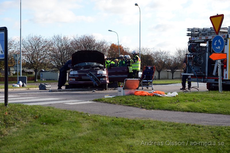 DSC_6804.JPG - Strax innan kl 15 larmades räddningstjänst, ambulans och polis till en trafikolycka på Malmövägen i Åstorp. Det var en personbil som kört in i en stolpe vid en rondell. Det är oklar hur olyckan har gått till. En person fanns i bilen och räddningspersonal beslutade att man skulle klippa taket för att få ut patienten på ett säkert sätt. Det är oklart vilka skador den inblandade fått. Vägen var helt avstängd under räddningsarbetet.