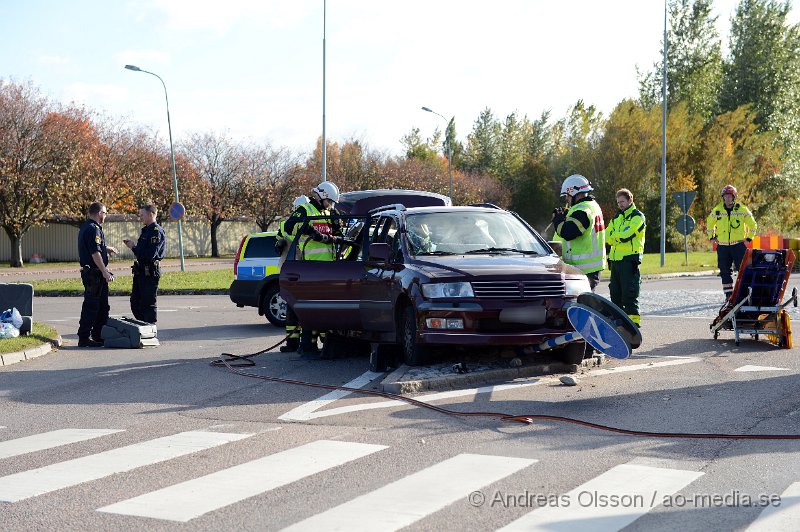 DSC_6807.JPG - Strax innan kl 15 larmades räddningstjänst, ambulans och polis till en trafikolycka på Malmövägen i Åstorp. Det var en personbil som kört in i en stolpe vid en rondell. Det är oklar hur olyckan har gått till. En person fanns i bilen och räddningspersonal beslutade att man skulle klippa taket för att få ut patienten på ett säkert sätt. Det är oklart vilka skador den inblandade fått. Vägen var helt avstängd under räddningsarbetet.