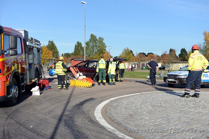DSC_6809.JPG - Strax innan kl 15 larmades räddningstjänst, ambulans och polis till en trafikolycka på Malmövägen i Åstorp. Det var en personbil som kört in i en stolpe vid en rondell. Det är oklar hur olyckan har gått till. En person fanns i bilen och räddningspersonal beslutade att man skulle klippa taket för att få ut patienten på ett säkert sätt. Det är oklart vilka skador den inblandade fått. Vägen var helt avstängd under räddningsarbetet.