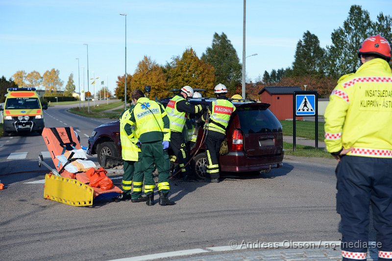 DSC_6811.JPG - Strax innan kl 15 larmades räddningstjänst, ambulans och polis till en trafikolycka på Malmövägen i Åstorp. Det var en personbil som kört in i en stolpe vid en rondell. Det är oklar hur olyckan har gått till. En person fanns i bilen och räddningspersonal beslutade att man skulle klippa taket för att få ut patienten på ett säkert sätt. Det är oklart vilka skador den inblandade fått. Vägen var helt avstängd under räddningsarbetet.