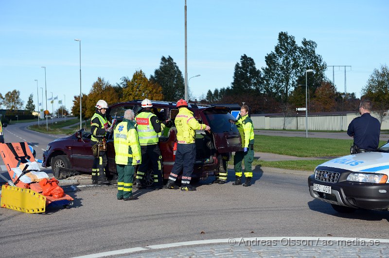 DSC_6816.JPG - Strax innan kl 15 larmades räddningstjänst, ambulans och polis till en trafikolycka på Malmövägen i Åstorp. Det var en personbil som kört in i en stolpe vid en rondell. Det är oklar hur olyckan har gått till. En person fanns i bilen och räddningspersonal beslutade att man skulle klippa taket för att få ut patienten på ett säkert sätt. Det är oklart vilka skador den inblandade fått. Vägen var helt avstängd under räddningsarbetet.