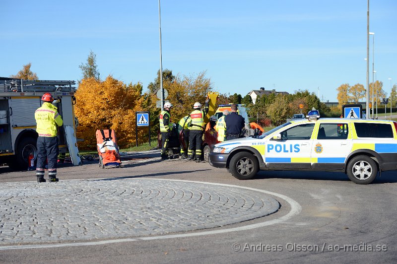 DSC_6817.JPG - Strax innan kl 15 larmades räddningstjänst, ambulans och polis till en trafikolycka på Malmövägen i Åstorp. Det var en personbil som kört in i en stolpe vid en rondell. Det är oklar hur olyckan har gått till. En person fanns i bilen och räddningspersonal beslutade att man skulle klippa taket för att få ut patienten på ett säkert sätt. Det är oklart vilka skador den inblandade fått. Vägen var helt avstängd under räddningsarbetet.