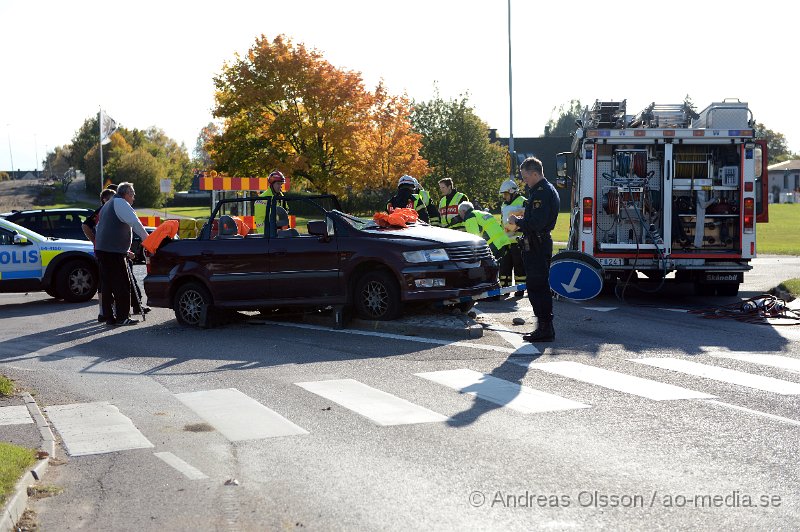 DSC_6820.JPG - Strax innan kl 15 larmades räddningstjänst, ambulans och polis till en trafikolycka på Malmövägen i Åstorp. Det var en personbil som kört in i en stolpe vid en rondell. Det är oklar hur olyckan har gått till. En person fanns i bilen och räddningspersonal beslutade att man skulle klippa taket för att få ut patienten på ett säkert sätt. Det är oklart vilka skador den inblandade fått. Vägen var helt avstängd under räddningsarbetet.