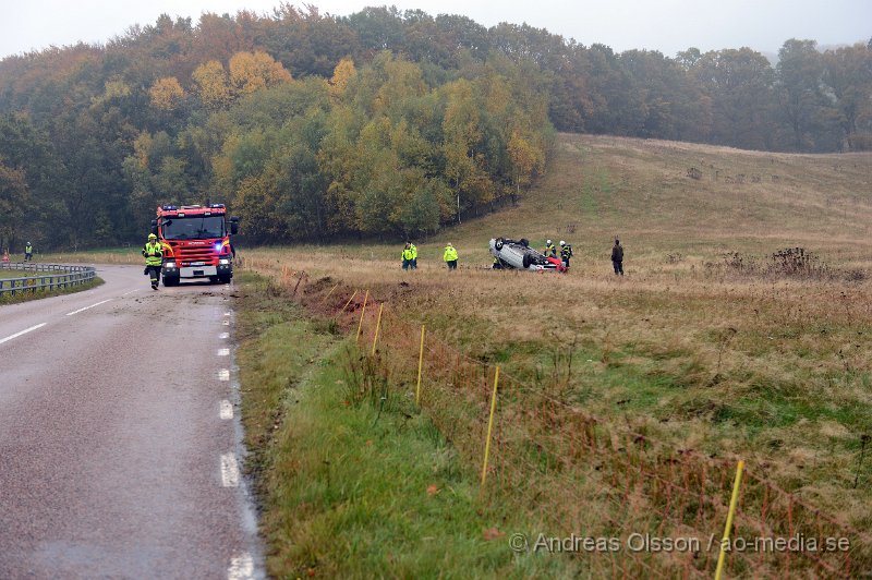 DSC_6821.JPG - Vid 14.10 larmades räddningstjänst, ambulans och polis till en trafikolycka strax utanför Klippan där en personbil kört av vägen och voltat. Bilen hamnade långt ut på en åker liggandes på taket. Det är oklart vilka skador den inblandade fått. Men fick följa med ambulansen till sjukhuset. Begränsad framkomlighet på platsen.