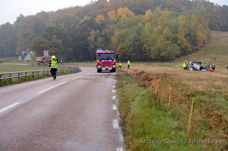 DSC_6823.JPG - Vid 14.10 larmades räddningstjänst, ambulans och polis till en trafikolycka strax utanför Klippan där en personbil kört av vägen och voltat. Bilen hamnade långt ut på en åker liggandes på taket. Det är oklart vilka skador den inblandade fått. Men fick följa med ambulansen till sjukhuset. Begränsad framkomlighet på platsen.