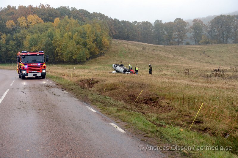 DSC_6825.JPG - Vid 14.10 larmades räddningstjänst, ambulans och polis till en trafikolycka strax utanför Klippan där en personbil kört av vägen och voltat. Bilen hamnade långt ut på en åker liggandes på taket. Det är oklart vilka skador den inblandade fått. Men fick följa med ambulansen till sjukhuset. Begränsad framkomlighet på platsen.