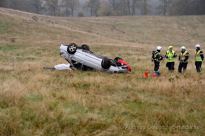 DSC_6826.JPG - Vid 14.10 larmades räddningstjänst, ambulans och polis till en trafikolycka strax utanför Klippan där en personbil kört av vägen och voltat. Bilen hamnade långt ut på en åker liggandes på taket. Det är oklart vilka skador den inblandade fått. Men fick följa med ambulansen till sjukhuset. Begränsad framkomlighet på platsen.