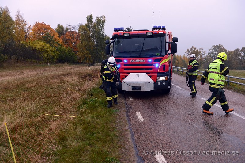 DSC_6830.JPG - Vid 14.10 larmades räddningstjänst, ambulans och polis till en trafikolycka strax utanför Klippan där en personbil kört av vägen och voltat. Bilen hamnade långt ut på en åker liggandes på taket. Det är oklart vilka skador den inblandade fått. Men fick följa med ambulansen till sjukhuset. Begränsad framkomlighet på platsen.