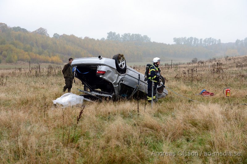 DSC_6832.JPG - Vid 14.10 larmades räddningstjänst, ambulans och polis till en trafikolycka strax utanför Klippan där en personbil kört av vägen och voltat. Bilen hamnade långt ut på en åker liggandes på taket. Det är oklart vilka skador den inblandade fått. Men fick följa med ambulansen till sjukhuset. Begränsad framkomlighet på platsen.