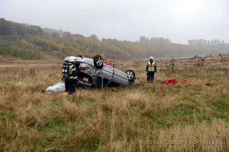 DSC_6835.JPG - Vid 14.10 larmades räddningstjänst, ambulans och polis till en trafikolycka strax utanför Klippan där en personbil kört av vägen och voltat. Bilen hamnade långt ut på en åker liggandes på taket. Det är oklart vilka skador den inblandade fått. Men fick följa med ambulansen till sjukhuset. Begränsad framkomlighet på platsen.