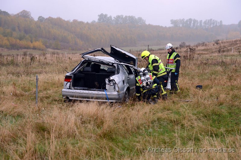 DSC_6836.JPG - Vid 14.10 larmades räddningstjänst, ambulans och polis till en trafikolycka strax utanför Klippan där en personbil kört av vägen och voltat. Bilen hamnade långt ut på en åker liggandes på taket. Det är oklart vilka skador den inblandade fått. Men fick följa med ambulansen till sjukhuset. Begränsad framkomlighet på platsen.