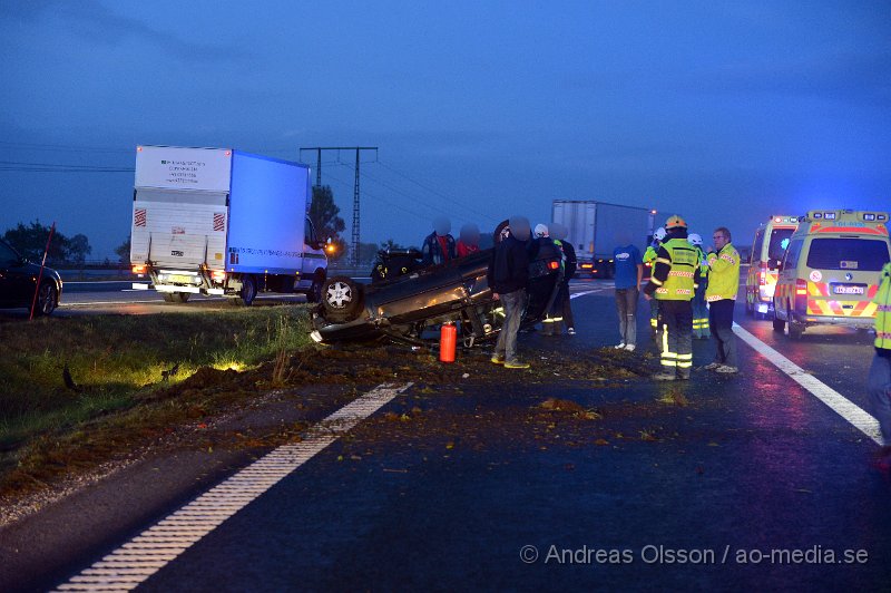 DSC_6843.JPG - Vid 18.18 larmades räddningstjänst, ambulans och polis till en trafikolycka på E4an strax utanför Åstorp. Det var en personbil som av oklar anledning kört av vägen och voltat, bilen hamnade på taket. Fyra personer befann sig i bilen men ingen skadades i olyckan utan kunde skjutsas av polis ifrån platsen. Bilen bärgades från platsen.