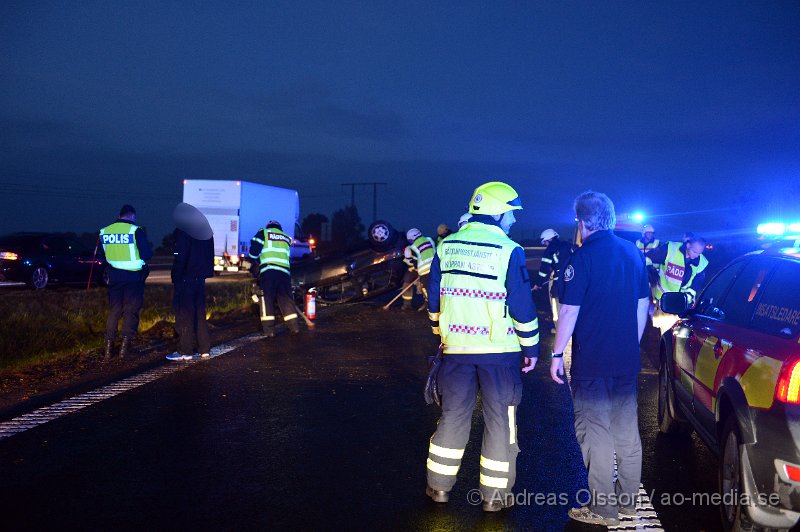 DSC_6849.JPG - Vid 18.18 larmades räddningstjänst, ambulans och polis till en trafikolycka på E4an strax utanför Åstorp. Det var en personbil som av oklar anledning kört av vägen och voltat, bilen hamnade på taket. Fyra personer befann sig i bilen men ingen skadades i olyckan utan kunde skjutsas av polis ifrån platsen. Bilen bärgades från platsen.