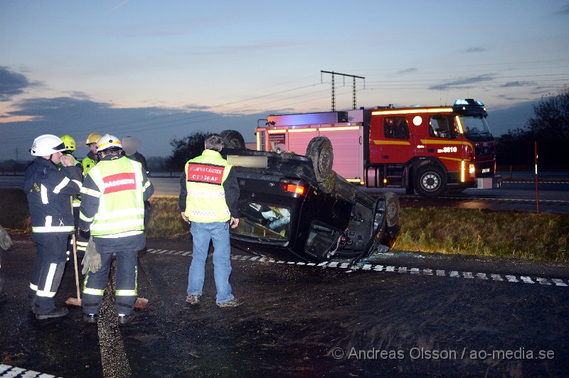 DSC_6852.JPG - Vid 18.18 larmades räddningstjänst, ambulans och polis till en trafikolycka på E4an strax utanför Åstorp. Det var en personbil som av oklar anledning kört av vägen och voltat, bilen hamnade på taket. Fyra personer befann sig i bilen men ingen skadades i olyckan utan kunde skjutsas av polis ifrån platsen. Bilen bärgades från platsen.