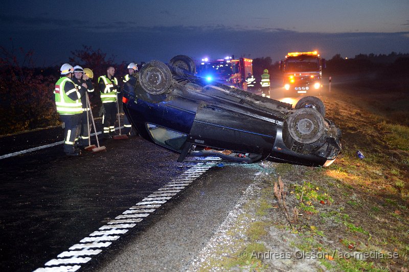 DSC_6853.JPG - Vid 18.18 larmades räddningstjänst, ambulans och polis till en trafikolycka på E4an strax utanför Åstorp. Det var en personbil som av oklar anledning kört av vägen och voltat, bilen hamnade på taket. Fyra personer befann sig i bilen men ingen skadades i olyckan utan kunde skjutsas av polis ifrån platsen. Bilen bärgades från platsen.