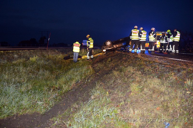 DSC_6855.JPG - Vid 18.18 larmades räddningstjänst, ambulans och polis till en trafikolycka på E4an strax utanför Åstorp. Det var en personbil som av oklar anledning kört av vägen och voltat, bilen hamnade på taket. Fyra personer befann sig i bilen men ingen skadades i olyckan utan kunde skjutsas av polis ifrån platsen. Bilen bärgades från platsen.