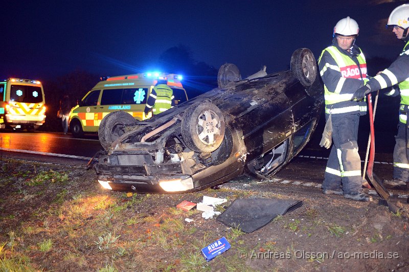 DSC_6857.JPG - Vid 18.18 larmades räddningstjänst, ambulans och polis till en trafikolycka på E4an strax utanför Åstorp. Det var en personbil som av oklar anledning kört av vägen och voltat, bilen hamnade på taket. Fyra personer befann sig i bilen men ingen skadades i olyckan utan kunde skjutsas av polis ifrån platsen. Bilen bärgades från platsen.