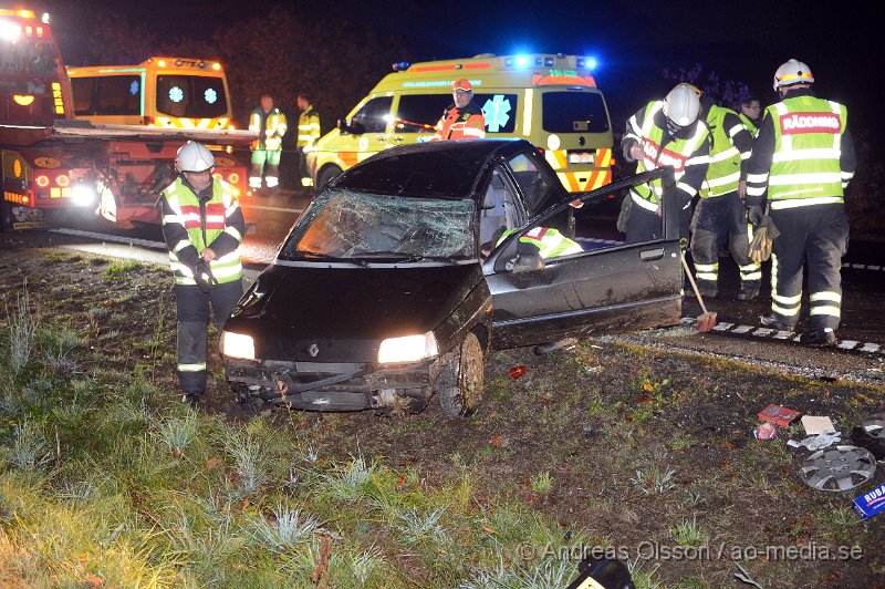 DSC_6858.JPG - Vid 18.18 larmades räddningstjänst, ambulans och polis till en trafikolycka på E4an strax utanför Åstorp. Det var en personbil som av oklar anledning kört av vägen och voltat, bilen hamnade på taket. Fyra personer befann sig i bilen men ingen skadades i olyckan utan kunde skjutsas av polis ifrån platsen. Bilen bärgades från platsen.