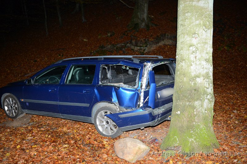 DSC_6861.JPG - Vid 18,45 larmades räddningstjänst, ambulans och polis till en trafikolycka i Bjärsgård strax utanför Klippan där en personbil kolliderat med ett träd. Hur olyckan gått till är oklart men en person fick föras till sjukhus med ambulans.