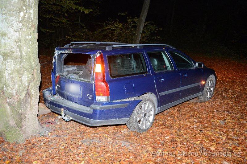 DSC_6863.JPG - Vid 18,45 larmades räddningstjänst, ambulans och polis till en trafikolycka i Bjärsgård strax utanför Klippan där en personbil kolliderat med ett träd. Hur olyckan gått till är oklart men en person fick föras till sjukhus med ambulans.