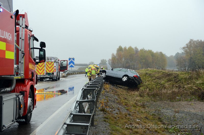 DSC_7023.JPG - Vid 15.40 tiden larmades räddningstjänsten, ambulans och polis till en trafikolycka på E4an vid norra avfarten till Eket strax utanför Örkelljunga. En personbil hade av oklar anledning hamnat uppe på sidoräcket  intill vägen och bilen blev kraftigt demolerad. En person befann sig i bilen och fick föras med ambulans till sjukhuset. Vissa trafikstörningar under räddningsarbetet.