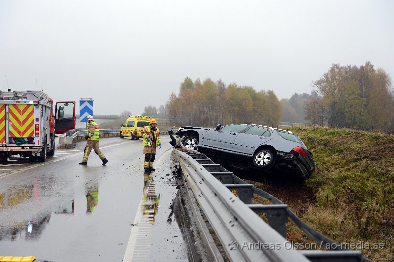 DSC_7024.JPG - Vid 15.40 tiden larmades räddningstjänsten, ambulans och polis till en trafikolycka på E4an vid norra avfarten till Eket strax utanför Örkelljunga. En personbil hade av oklar anledning hamnat uppe på sidoräcket  intill vägen och bilen blev kraftigt demolerad. En person befann sig i bilen och fick föras med ambulans till sjukhuset. Vissa trafikstörningar under räddningsarbetet.