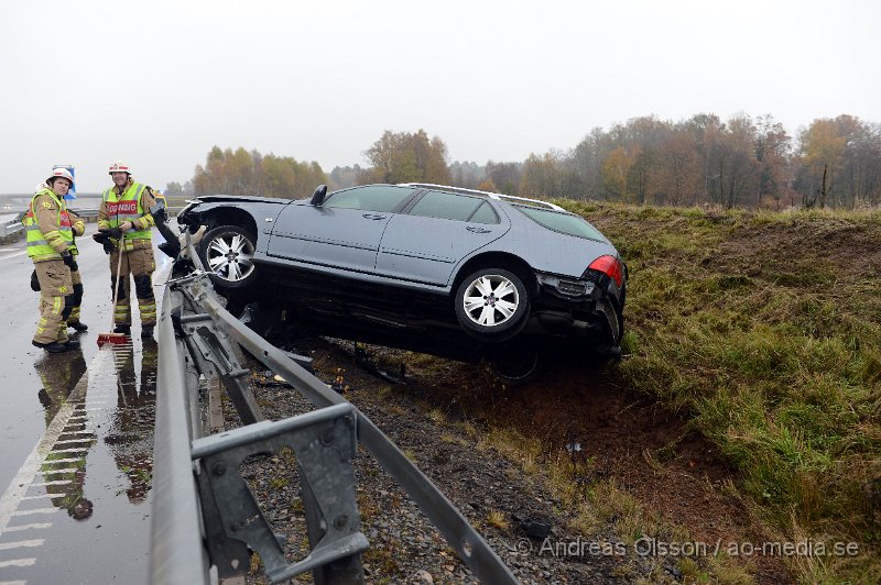 DSC_7026.JPG - Vid 15.40 tiden larmades räddningstjänsten, ambulans och polis till en trafikolycka på E4an vid norra avfarten till Eket strax utanför Örkelljunga. En personbil hade av oklar anledning hamnat uppe på sidoräcket  intill vägen och bilen blev kraftigt demolerad. En person befann sig i bilen och fick föras med ambulans till sjukhuset. Vissa trafikstörningar under räddningsarbetet.