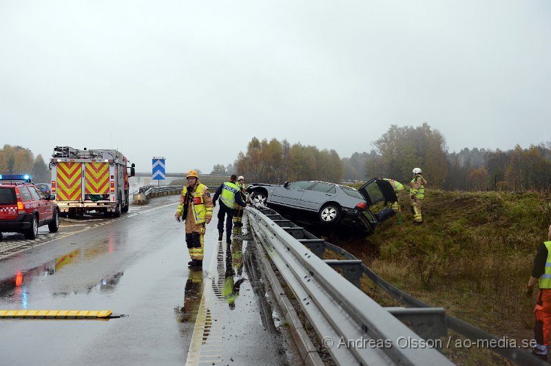 DSC_7032.JPG - Vid 15.40 tiden larmades räddningstjänsten, ambulans och polis till en trafikolycka på E4an vid norra avfarten till Eket strax utanför Örkelljunga. En personbil hade av oklar anledning hamnat uppe på sidoräcket  intill vägen och bilen blev kraftigt demolerad. En person befann sig i bilen och fick föras med ambulans till sjukhuset. Vissa trafikstörningar under räddningsarbetet.