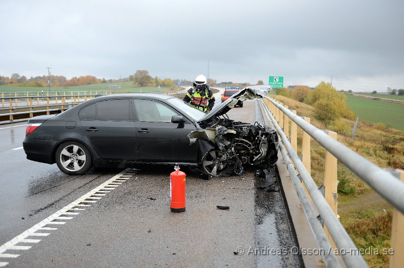 DSC_7035.JPG - 16.20 larmades räddningstjänsten från Klippan och Örkelljunga samt ambulans och polis till en trafikolycka på Tranarpsbron på E4an. En personbil hade av oklar anledning kört in i broräcket och blivit kraftigt demolerad. En person befann sig i bilen men kunde själv ta sig ur, men fick följa med ambulansen till sjukhuset för kontroll i Helsingborg. Ett körtfält stängdes av på bron under räddningsarbetet.