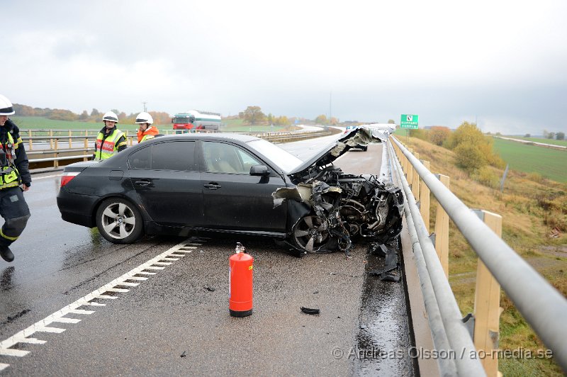 DSC_7036.JPG - 16.20 larmades räddningstjänsten från Klippan och Örkelljunga samt ambulans och polis till en trafikolycka på Tranarpsbron på E4an. En personbil hade av oklar anledning kört in i broräcket och blivit kraftigt demolerad. En person befann sig i bilen men kunde själv ta sig ur, men fick följa med ambulansen till sjukhuset för kontroll i Helsingborg. Ett körtfält stängdes av på bron under räddningsarbetet.