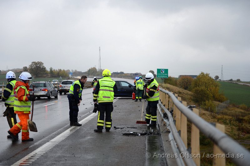 DSC_7042.JPG - 16.20 larmades räddningstjänsten från Klippan och Örkelljunga samt ambulans och polis till en trafikolycka på Tranarpsbron på E4an. En personbil hade av oklar anledning kört in i broräcket och blivit kraftigt demolerad. En person befann sig i bilen men kunde själv ta sig ur, men fick följa med ambulansen till sjukhuset för kontroll i Helsingborg. Ett körtfält stängdes av på bron under räddningsarbetet.