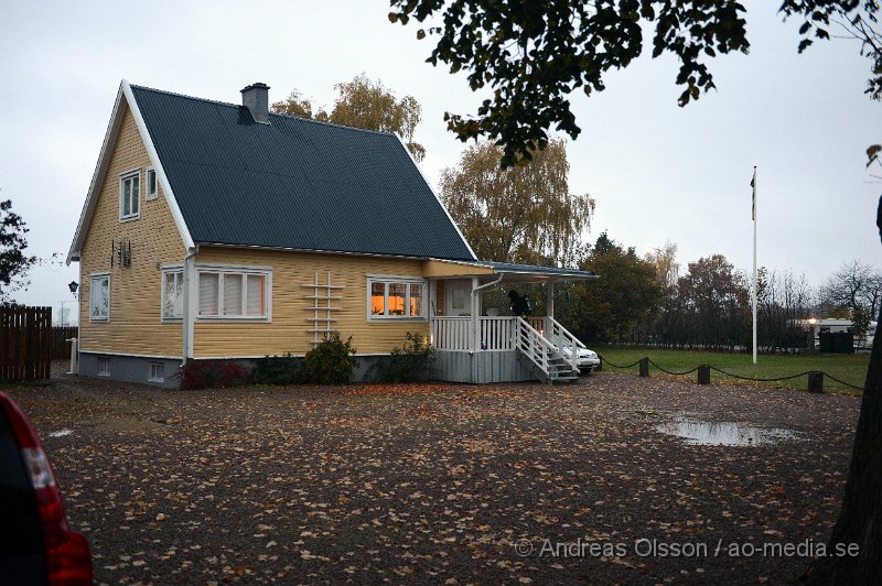 DSC_6961.JPG - 07.35 larmades räddningstjänst och ambulans till en misstänkt villabrand i Stackarp strax utanför Klippan. När räddningstjänsten kom till platsen var villan rökfylld och man påbörjade rökdykning. Det är oklart vad som brunnit men räddningstjänsten fick snabbt branden under kontroll. Tre personer fick föras till sjukhus för kontroll med ambulans, oklart med vilka skador men ska inte ha varit allvaligt skadade.