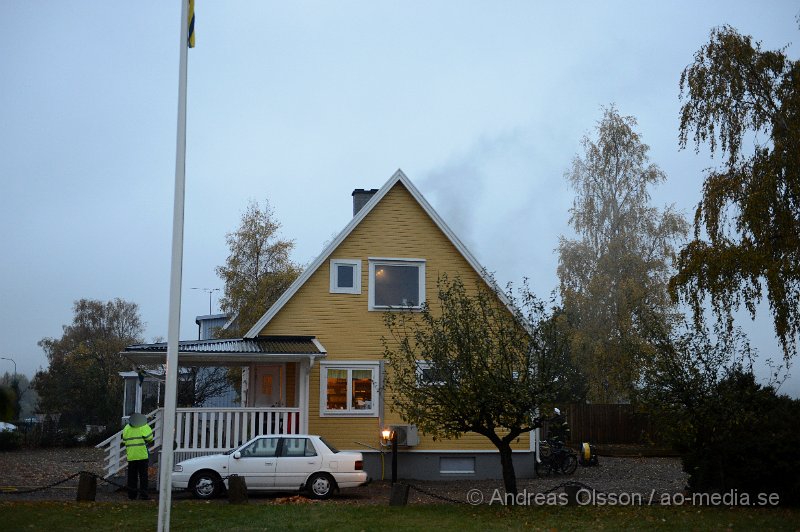 DSC_6965.JPG - 07.35 larmades räddningstjänst och ambulans till en misstänkt villabrand i Stackarp strax utanför Klippan. När räddningstjänsten kom till platsen var villan rökfylld och man påbörjade rökdykning. Det är oklart vad som brunnit men räddningstjänsten fick snabbt branden under kontroll. Tre personer fick föras till sjukhus för kontroll med ambulans, oklart med vilka skador men ska inte ha varit allvaligt skadade.