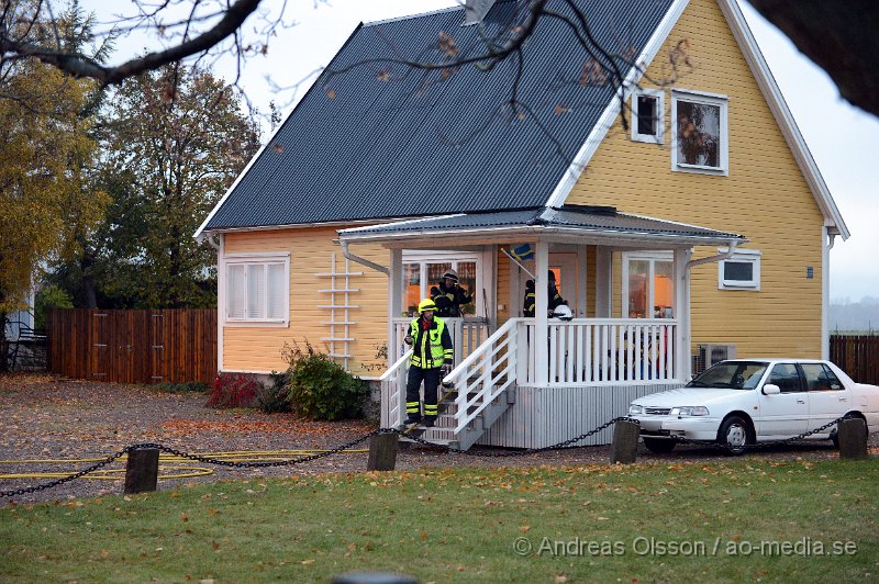 DSC_6970.JPG - 07.35 larmades räddningstjänst och ambulans till en misstänkt villabrand i Stackarp strax utanför Klippan. När räddningstjänsten kom till platsen var villan rökfylld och man påbörjade rökdykning. Det är oklart vad som brunnit men räddningstjänsten fick snabbt branden under kontroll. Tre personer fick föras till sjukhus för kontroll med ambulans, oklart med vilka skador men ska inte ha varit allvaligt skadade.