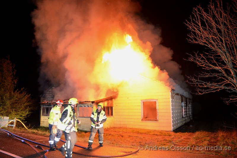 DSC_7052.JPG - Strax efter 20 larmades räddningstjänst, ambulans och polis till en brand i en byggnad strax utanför Ljungbyhed. När räddningstjänsten kom till platsen var byggnaden övertänd och räddningstjänsten började släckningsarbetet. Man lyckades få bukt på branden men byggnaden blev total förstörd. Man misstänker att branden är anlagd och polisen rubricerar det som mordbrand. Ingen person ska ha kommit till skada.