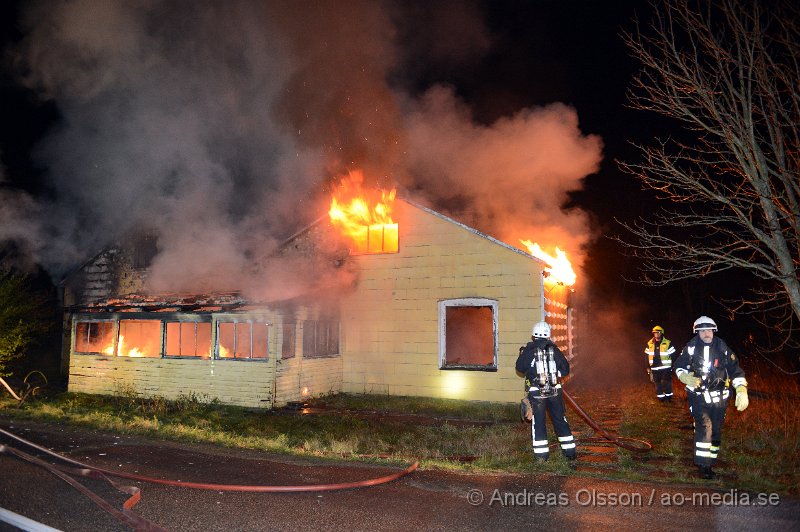 DSC_7060.JPG - Strax efter 20 larmades räddningstjänst, ambulans och polis till en brand i en byggnad strax utanför Ljungbyhed. När räddningstjänsten kom till platsen var byggnaden övertänd och räddningstjänsten började släckningsarbetet. Man lyckades få bukt på branden men byggnaden blev total förstörd. Man misstänker att branden är anlagd och polisen rubricerar det som mordbrand. Ingen person ska ha kommit till skada.