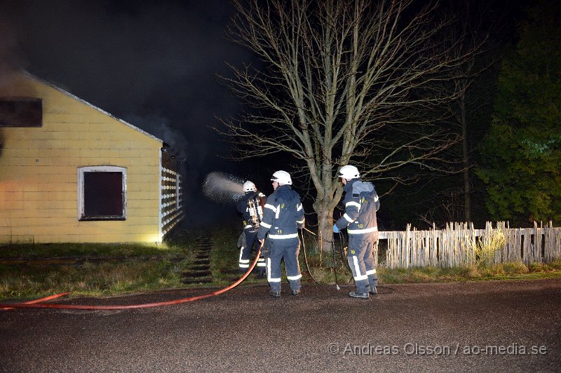 DSC_7061.JPG - Strax efter 20 larmades räddningstjänst, ambulans och polis till en brand i en byggnad strax utanför Ljungbyhed. När räddningstjänsten kom till platsen var byggnaden övertänd och räddningstjänsten började släckningsarbetet. Man lyckades få bukt på branden men byggnaden blev total förstörd. Man misstänker att branden är anlagd och polisen rubricerar det som mordbrand. Ingen person ska ha kommit till skada.
