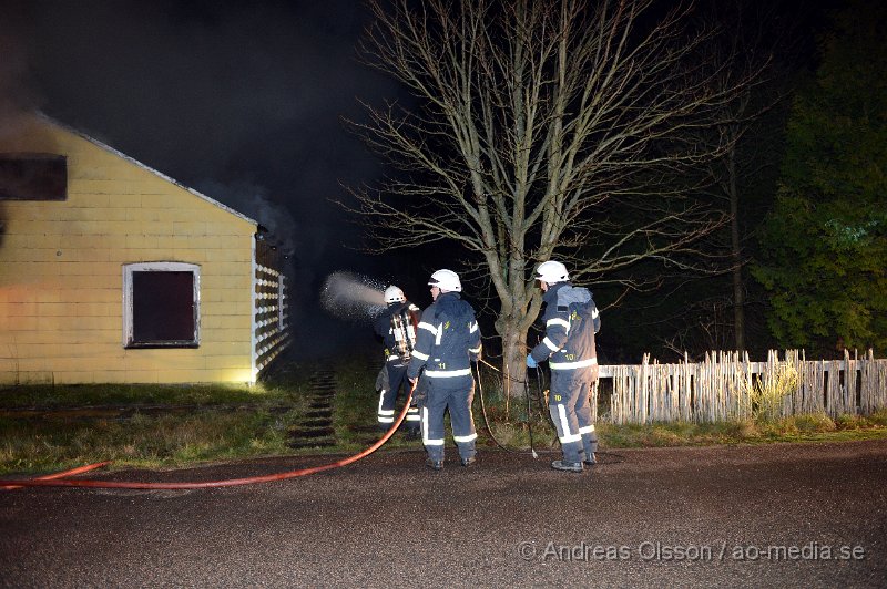 DSC_7061.JPG - Strax efter 20 larmades räddningstjänst, ambulans och polis till en brand i en byggnad strax utanför Ljungbyhed. När räddningstjänsten kom till platsen var byggnaden övertänd och räddningstjänsten började släckningsarbetet. Man lyckades få bukt på branden men byggnaden blev total förstörd. Man misstänker att branden är anlagd och polisen rubricerar det som mordbrand. Ingen person ska ha kommit till skada.