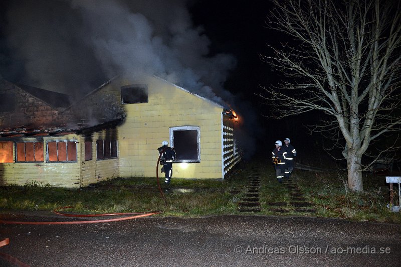 DSC_7062.JPG - Strax efter 20 larmades räddningstjänst, ambulans och polis till en brand i en byggnad strax utanför Ljungbyhed. När räddningstjänsten kom till platsen var byggnaden övertänd och räddningstjänsten började släckningsarbetet. Man lyckades få bukt på branden men byggnaden blev total förstörd. Man misstänker att branden är anlagd och polisen rubricerar det som mordbrand. Ingen person ska ha kommit till skada.