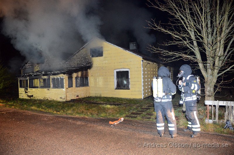 DSC_7069.JPG - Strax efter 20 larmades räddningstjänst, ambulans och polis till en brand i en byggnad strax utanför Ljungbyhed. När räddningstjänsten kom till platsen var byggnaden övertänd och räddningstjänsten började släckningsarbetet. Man lyckades få bukt på branden men byggnaden blev total förstörd. Man misstänker att branden är anlagd och polisen rubricerar det som mordbrand. Ingen person ska ha kommit till skada.