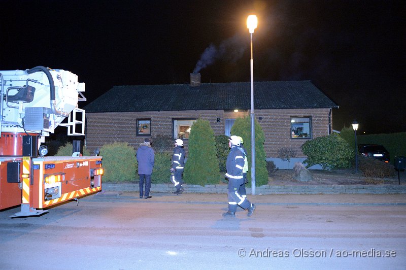 DSC_7278.JPG - Strax efter 21 larmades räddningstjänsten i Klippan till en så kallad soteld på Örngatan. När räddningstjänsten kom fram till platsen var det krafig rökutveckling från skorstenen samt att det slog ut knistor, Även pannrummet ska ha varit rökfyllt. Räddningstjänsten påbörjade arbetet med att få kontroll på skorstens branden så den inte spred sig. Inga personer ska ha kommit till skada.