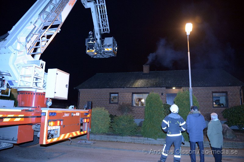 DSC_7281.JPG - Strax efter 21 larmades räddningstjänsten i Klippan till en så kallad soteld på Örngatan. När räddningstjänsten kom fram till platsen var det krafig rökutveckling från skorstenen samt att det slog ut knistor, Även pannrummet ska ha varit rökfyllt. Räddningstjänsten påbörjade arbetet med att få kontroll på skorstens branden så den inte spred sig. Inga personer ska ha kommit till skada.