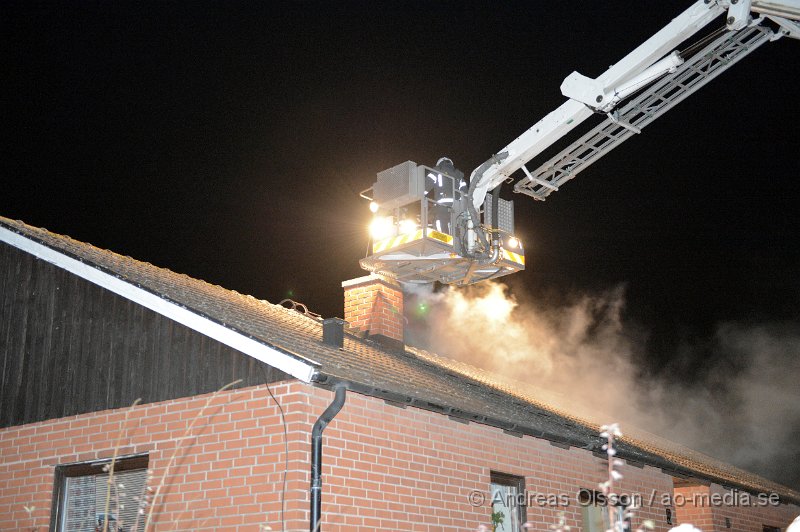 DSC_7288.JPG - Strax efter 21 larmades räddningstjänsten i Klippan till en så kallad soteld på Örngatan. När räddningstjänsten kom fram till platsen var det krafig rökutveckling från skorstenen samt att det slog ut knistor, Även pannrummet ska ha varit rökfyllt. Räddningstjänsten påbörjade arbetet med att få kontroll på skorstens branden så den inte spred sig. Inga personer ska ha kommit till skada.