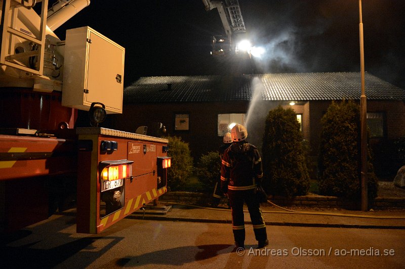 DSC_7290.JPG - Strax efter 21 larmades räddningstjänsten i Klippan till en så kallad soteld på Örngatan. När räddningstjänsten kom fram till platsen var det krafig rökutveckling från skorstenen samt att det slog ut knistor, Även pannrummet ska ha varit rökfyllt. Räddningstjänsten påbörjade arbetet med att få kontroll på skorstens branden så den inte spred sig. Inga personer ska ha kommit till skada.