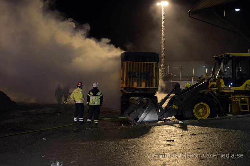 DSC_8535.JPG - Vid 19.30 larmades räddningstjänsten från Åstorp och Klippan samt polis till en brand i en flismaskin vid Sitas anläggning i Åstorp. Man lyckades begränsa branden till flismaskinen och efter ungefär 1 timme vad branden mer eller mindre helt släckt. Ingen person ska ha kommit till skada.