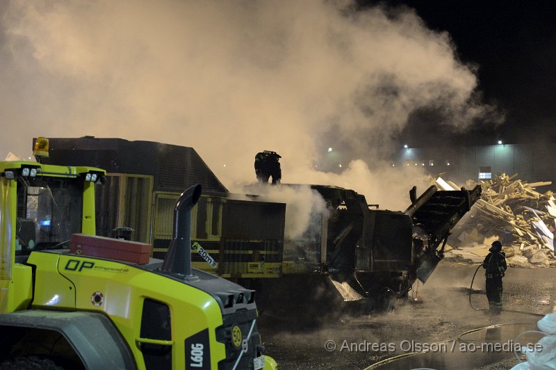 DSC_8537.JPG - Vid 19.30 larmades räddningstjänsten från Åstorp och Klippan samt polis till en brand i en flismaskin vid Sitas anläggning i Åstorp. Man lyckades begränsa branden till flismaskinen och efter ungefär 1 timme vad branden mer eller mindre helt släckt. Ingen person ska ha kommit till skada.